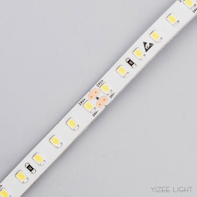 L'écoulement de l'eau est dirigé vers la bande LED flexible 120 leds/M 14.4w/M Dmx contrôlée bande LED